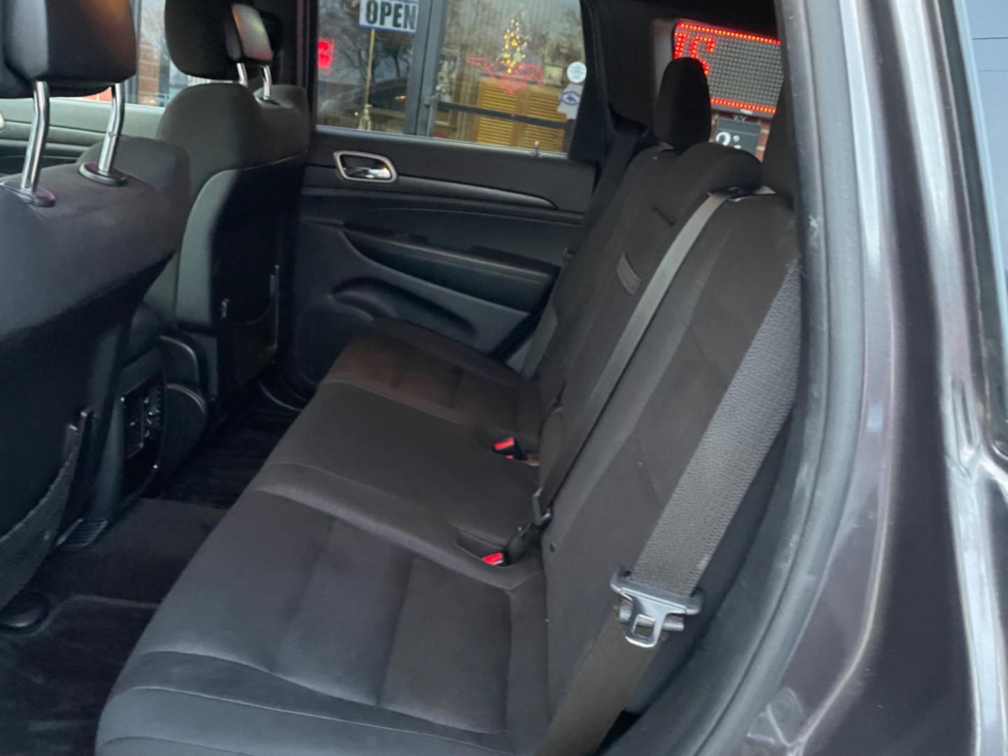 2015 GRAY /Gray Jeep Grand Cherokee (1C4RJEAG3FC) , Auto transmission, located at 204 Hwy. 16 East, Carthage, MS, 39051, (601) 267-7277, 0.000000, 0.000000 - Photo#6